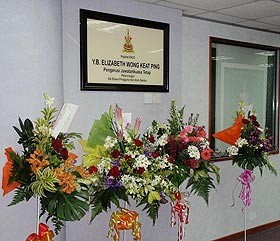 flowers sent to elizabeth wong exco office in selangor 180209 03