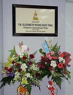 flowers sent to elizabeth wong exco office in selangor 180209 01