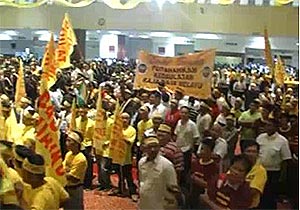 hishammuddin hussien and umno bn youth pwtc support sultan rule 200209 03