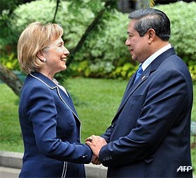 hillary clinton asia countries tour indonesia 190209 03