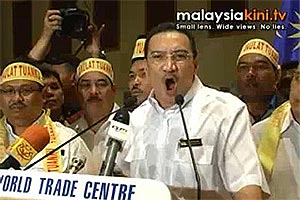 hishammuddin hussien and umno bn youth pwtc support sultan rule 200209 01