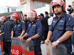 pkr youth shah alam anti macc cow protest 250209 01