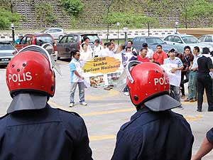 pkr youth shah alam anti macc cow protest  250209 12