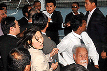 violent attack towards dap karpal singh and lim lip eng at parliament 260209 01