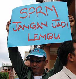 pkr youth shah alam anti macc cow protest 250209 10