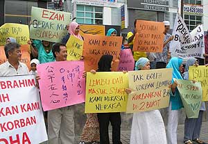 khalid ibrahim protest bdr tun razak cows 250209 06
