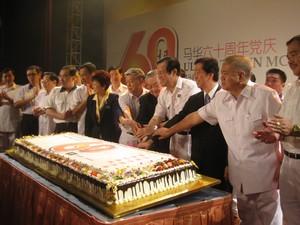 mca 60th anniversary 010309 cutting cake 02