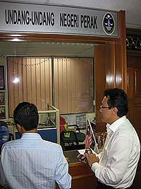 zambry lawyer serve court order 040309 faizul hilmy 01