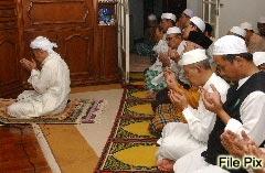 imam leading doa with the makmum 060705