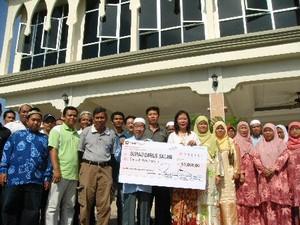 teresa donate speaker to surau 090309