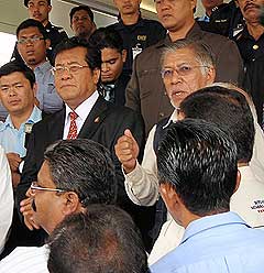 ngos submit memo to selangor gorvernment 110309 03