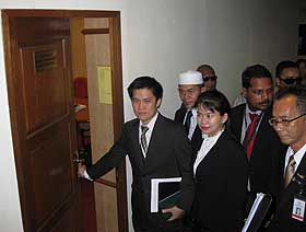 perak pac hearing 050309 enter meeting room