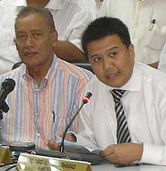 Selangor Umno Youth Mob Karpal Singh Latt Sharizan Abdullah 050309 03