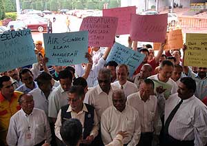 ngos submit memo to selangor gorvernment 110309 01