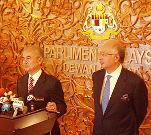 najib and pak lah 60 billion stimulus package parliament pc 100309 02