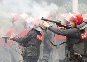 anti ppsmi rally 070209 fru shooting tear-gas
