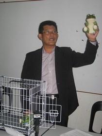 bukit selambau independent candidate tan hock huat 090309 frog and cage 02
