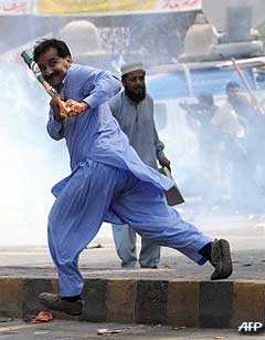 pakistan reinstate chief judge iftikhar chaudhry 160309 05