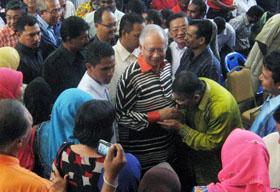 bukit selambau by-election bn candidate 140309 najib and crowd