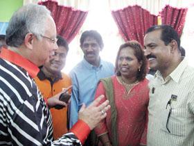 bukit selambau by-election bn candidate 140309 najib chitchat with ganesan and wife