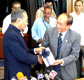 mahathir and rais yatim pc 190309 0