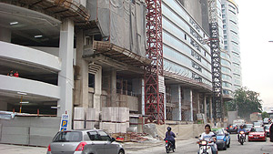 migrants 130309 construction site