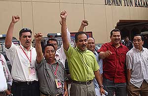 umno disciplinary committee ali rustam supporters protest at pwtc 170309 01