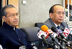 mahathir and rais yatim pc 190309 02