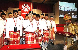 umno agm 250309 hishammuddin wield keris 02