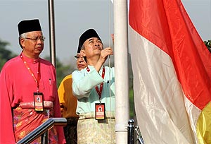 pak lah and najib raising the umno flag agm 2009 260309 01