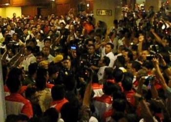 umno agm scuffle 250309 police stop supporters