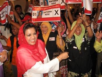 umno agm 240309 sharizat meet rafidah supporter