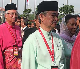 pak lah arriving at umno 2009 agm 260309 04