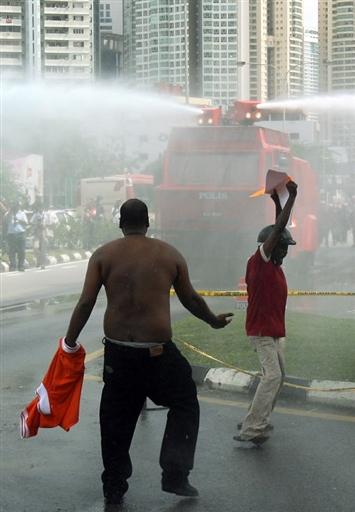 Water cannon against those making police report over Kugan's death