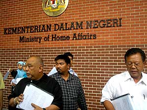 umno agm home ministry datuk mazlan harun pc 240309 03