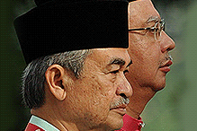 pak lah and najib raising the umno flag agm 2009 260309 01