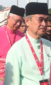 pak lah arriving at umno 2009 agm 260309 03