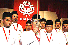 umno agm 250309 hishammuddin wield keris