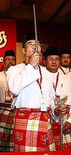 umno agm 250309 hishammuddin wield keris 03