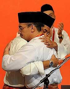 umno youth 2009 agm khairy hugging hishammuddin