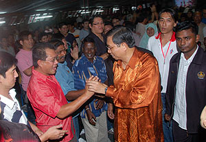 bukit gantang by election 280309 nizar shaking hands
