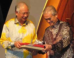 pak lah farewell dinner jasamu dikenang event najib hug 270309 04