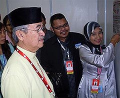 pak lah visit umno agm 2009 media centre 270309 01