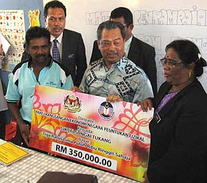 bukit selambau by election s ganesan muhyiddin yassin tamil school visit 300309 04
