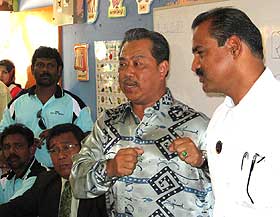 bukit selambau by election s ganesan muhyiddin yassin tamil school visit 300309 03