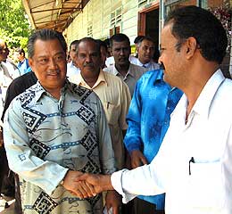 bukit selambau by election s ganesan muhyiddin yassin tamil school visit 300309 01