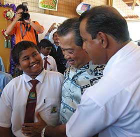 bukit selambau by election s ganesan muhyiddin yassin tamil school visit 300309 02