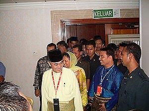 pak lah visit umno agm 2009 media centre 270309 02
