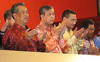 muhyiddin hishamuddin zahid shafie deputy vice presdient umno 2009 victory 270309 04