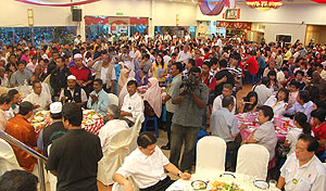 bukit gantang by election 280309 nizar dinner crowd